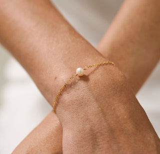 Minimalist Single Pearl Bracelet, Freshwater Pearl Bracelet, Everyday Simple Gold Bracelet, Gift for Sister, Christmas Gift, Bridesmaid Gift