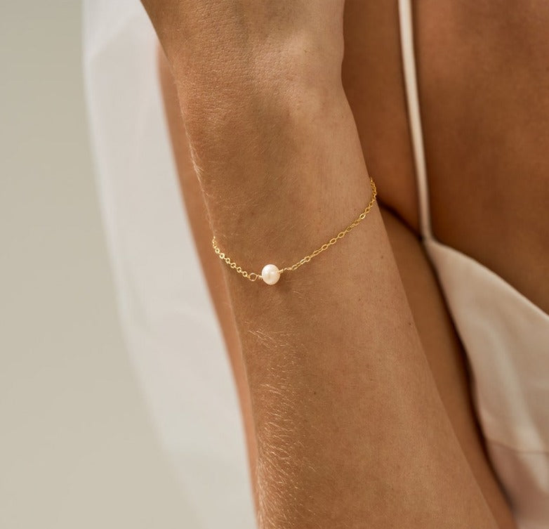 Minimalist Single Pearl Bracelet, Freshwater Pearl Bracelet, Everyday Simple Gold Bracelet, Gift for Sister, Christmas Gift, Bridesmaid Gift